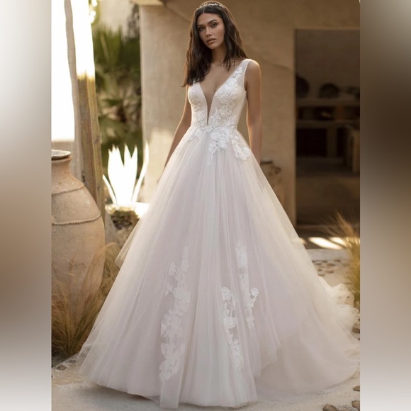 Pronovias Garner Wedding Dress with Blush underlay, lace and tulle wedding dress - Picture 2 of 7